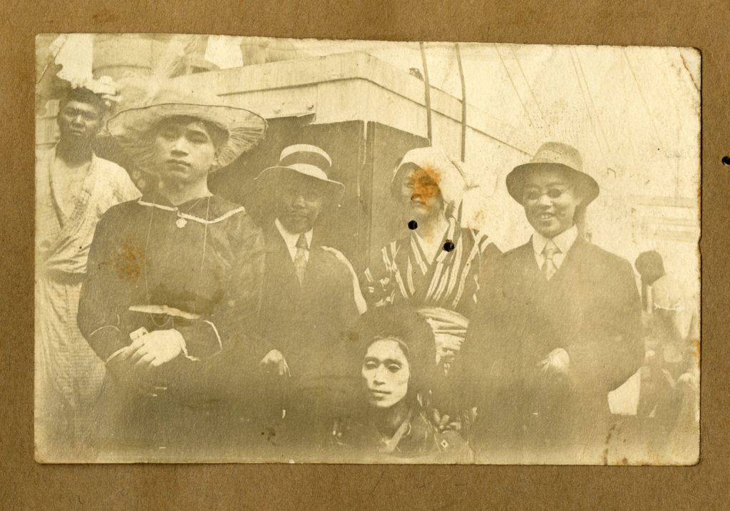 Six Japanese immigrants to Peru dressed in western clothes and kimono. They appear to be on board a passenger ship.